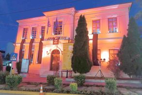 Με πένθιμο μαύρο και κόκκινο του αίματος «βάφτηκε» το Δημαρχείο Βέροιας ως φόρο τιμής στη Γενοκτονία των Ελλήνων του Πόντου