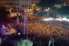 Πορτοκάλογλου και Κότσιρας «γέμισαν» την πλατεία Ωρολογίου το βράδυ του Σαββάτου