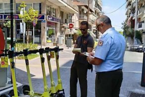 «Επιμένουν» τα κίτρινα ηλεκτρικά πατίνια και…τρώνε κλήση στο κέντρο της Βέροιας!