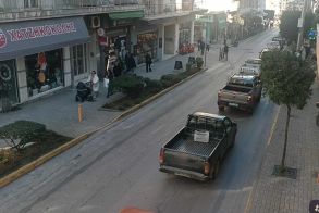 Πορεία δεκάδων αγροτικών με κόρνες στο κέντρο της Βέροιας - Κατέθεσαν αιτήματα σε βουλευτές, ΠΕ Ημαθίας και Δήμο (ΒΙΝΤΕΟ)