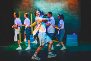 Στην Αντωνιάδεια Στέγη Γραμμάτων και Τεχνών «Ματίας ο Πρώτος», από την Παιδική Σκηνή του ΔΗ.ΠΕ.ΘΕ. Βέροιας σε  σκηνοθεσία Χρήστου Κυπαρισσόπουλου -Πρεμιέρα για το κοινό στις 16 Νοεμβρίου και για σχολεία έως 19 Δεκεμβρίου