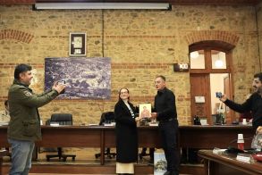 Στα τοπικά ΜΜΕ το φλουρί της πίτας και στον πρόεδρο της ΚΕΠΑ, στα πιτάκια