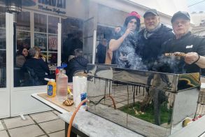 Το σουβλάκι πήγε σύννεφο, με μουσικές και τσικνίσματα παντού!