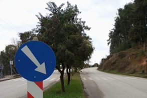 Καλώδια και αναμονές περιμένουν να τοποθετηθούν φωτιστικά στον δρόμο κάτω από το Άλσος Παπάγου