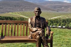 Ο κυρ Γιάννης “επέστρεψε” στ’ αμπέλια του  • Παρουσιάστηκε το ορειχάλκινο άγαλμα του Γιάννη Μπουτάρη