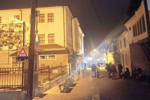 Τα φώτα από τα μαγαζιά και ο προβολέας του 1ου δημοτικού σχολείου φωτίζουν την οδό Κοντογεωργάκη