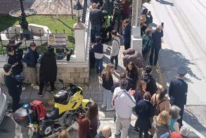 Άμεση επέμβαση του μοτοσυκλετιστή του ΕΚΑΒ κατά την παρέλαση στο κέντρο της Βέροιας