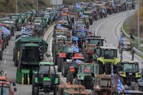 Ομόφωνη απόφαση της πανελλαδικής σύσκεψης στα Μάλγαρα : Αγρότες και κτηνοτρόφοι: Συνεχίζουν με αποκλεισμούς εθνικών οδών, παραδρόμων και τελωνείων, μετά τα Θεοφάνια -Κυβέρνηση: «Αύριο η εξειδίκευση των μέτρων που έχουν αναγγελθεί,  είτε με την παρουσία αγ