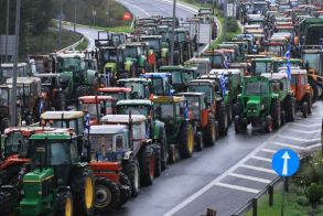 Πιο δυναμικά μπαίνουν στις κινητοποιήσεις οι αγρότες σε όλη τη χώρα -  Μπλόκα σε εθνικές οδούς, τελωνεία και κομβικά σημεία