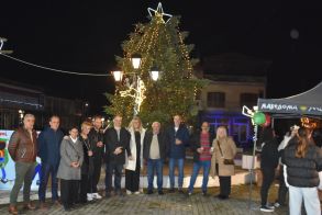 Άναψαν τα Χριστουγεννιάτικα Δέντρα σε Αγγελοχώρι  και Στενήμαχο