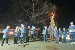 Με λαμπρότητα η Φωταγώγηση του Χριστουγεννιάτικου Δέντρου στην Επισκοπή