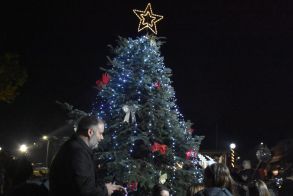 Δήμος Νάουσας: Φωταγωγήθηκαν τα Χριστουγεννιάτικα Δέντρα  των Τοπικών Κοινοτήτων 