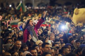 Λίγο πριν μπει στο ευρώ, έπεσε η κυβέρνηση στη Βουλγαρία μετά  από μεγάλες διαδηλώσεις