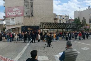 Στις Πλατείες Δημαρχείου και Ωρολογίου - Απεργιακές συγκεντρώσεις χθες στη Βέροια από εργαζόμενους και συνταξιούχους του δημόσιου και ιδιωτικού φορέα  -Διατράνωσαν την αντίθεσή τους στο νέο εργασιακό νομοσχέδιο της κυβέρνησης