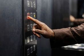 Aναστέλλονται τα πρόστιμα για τα ασανσέρ - Προθεσμία έως 30 Νοεμβρίου για πιστοποίηση