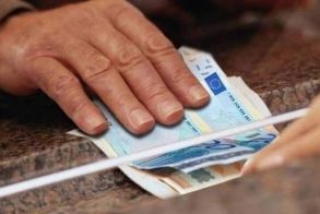 Τέλος στους δωρεάν τραπεζικούς λογαριασμούς με μηνιαίες συνδρομές που θα φέρνουν επιπλέον 341 εκατ. ευρώ ετησίως στις τράπεζες