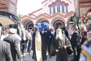 «Έφυγε το καλύτερο παιδί» τα λόγια Μητσοτάκη στον επικήδειο για τον Απόστολο Βεσυρόπουλο – Πλήθος κόσμου στο τελευταίο αντίο