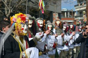 Κορυφώνεται η Αποκριά της Νάουσας με το μοναδικό δρώμενο «Γενίτσαροι και Μπούλες»     Χιλιάδες επισκέπτες αναμένονται το τριήμερο 21–23 Φεβρουαρίου 2026     Σάββατο 21 Φεβρουαρίου 2026: «Μια πόλη, μια γιορτή» – Ολοήμερο ξέφρενο γλέντι σε κάθε γωνιά της Νά