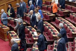 Με 177 ψήφους πέρασε η τροπολογία για την τρίμηνη αναστολή υποβολής αιτήσεων ασύλου