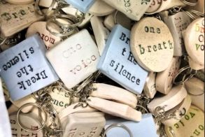 100 χειροποίητα κεραμικά μπρελόκ με μηνύματα ευαισθητοποίησης  και ενδυνάμωσης 