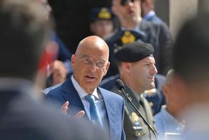 Από 1 Ιανουαρίου 2026  Ν. Δένδιας: Θητεία,  μόνο στον Στρατό Ξηράς  -Καταργείται η κατάταξη στρατεύσιμων  σε Πολεμικό Ναυτικό και Αεροπορία
