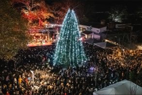 Άναψε στην πλατεία Εληάς το Χριστουγεννιάτικο Δέντρο της Βέροιας, με Φιλαρμονική και Χάρη Βαρθακούρη