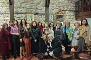 «Γυναικών Ψίθυρος»: Μια βραδιά αφιερωμένη στη δύναμη και τη φωνή των γυναικών