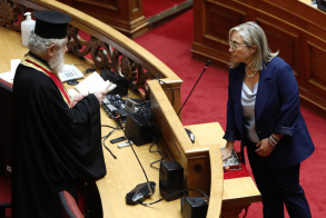 Ορκίστηκε βουλευτής η Στέλλα Αραμπατζή, στη θέση του Απ. Βεσυρόπουλου