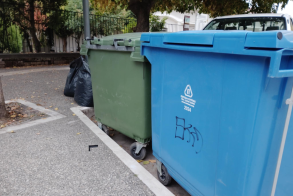 Δύσκολη η πρόσβαση, όταν οι κάδοι ανοίγουν από την πλευρά των θέσεων στάθμευσης