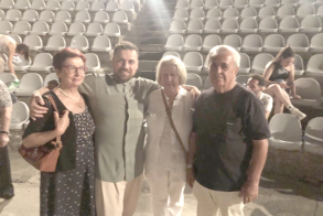 Απόλαυσαν τον γιό τους στη συναυλία του Άλσους, οι γονείς του Θέμη Καραμουρατίδη