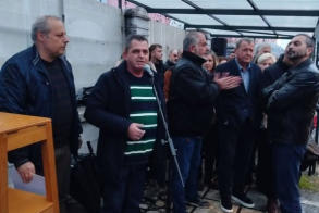 Παρά τη βροχή, διατράνωσαν το παλλαϊκό αίτημα αυτονόμησης του Νοσοκομείου Νάουσας