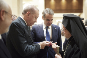 «Να μετράει τους καημούς και τους αναστεναγμούς;…» με το κομπολόι του Ερντογάν