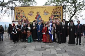  Με λαμπρότητα ο Μέγας Πολυαρχιερατικός Πανηγυρικός Εσπερινός και η πάνδημη λιτανεία των Αγίων Ναουσαίων Νεομαρτύρων