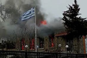 ΦΩΤΙΑ ΚΑΤΕΚΑΨΕ ΤΟ ΠΑΛΙΟ ΣΧΟΛΕΙΟ ΤΗΣ ΕΛΑΦΙΝΑΣ