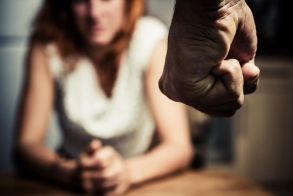 Ενδοοικογενειακή Βία: Ξεπέρασαν τα 2.000 τα τηλεφωνήματα στη γραμμή «SOS 15900»