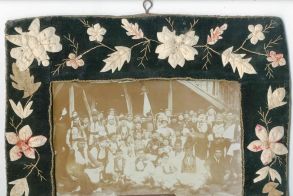 ΑΠΟΚΡΙΑΤΙΚΗ ΑΝΑΠΑΡΑΣΤΑΣΗ ΡΟΥΜΛΟΥΚΙΩΤΙΚΟΥ  ΓΑΜΟΥ ΣΤΗ ΒΕΡΟΙΑ ΤΟ 1905  -Σχόλια σε φωτογραφία με ομάδα μεταμφιεσμένων