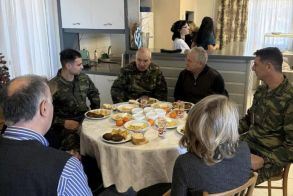 Παράθεση γεύματος της 1ης Μεραρχίας Πεζικού στο Γηροκομείο Βέροιας.