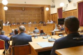 Κατά πλειοψηφία, μόνο από τη ΝΔ, εγκρίθηκε  το πόρισμα για την τραγωδία των Τεμπών  – Την Τρίτη στην Ολομέλεια η συζήτηση και λήψη απόφασης