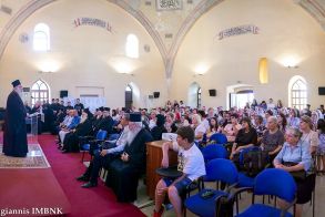 ΛΑ’ Παύλεια | Κατάμεστο το Παύλειο Πολιτιστικό Κέντρο στην εκδήλωση – βιβλιοπαρουσίαση της έκδοσης του Αρχιμ. Προδρόμου Γκιρτζαλιώτη