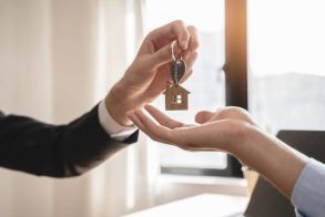 Βλέπουμε να μπαίνουν τα «κλειστά σπίτια» και τα κίνητρα εκμίσθωσης,  στα οικογενειακά συμβούλια!