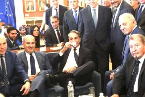 Το καφεδάκι του Μητσοτάκη στο εντευκτήριο της Βουλής έβγαλε είδηση για τις εκλογές