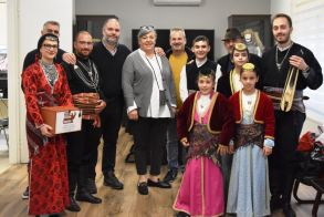 Χριστουγεννιάτικα Κάλαντα στον Δήμο Νάουσας Μήνυμα αγάπης, αλληλεγγύης και κοινωνικής συνοχής από σχολεία, συλλόγους και δομές