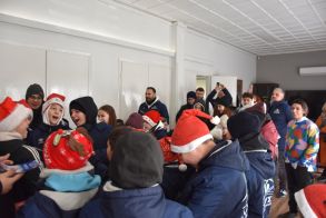 Πρωτοχρονιάτικα κάλαντα από την Κολυμβητική Ακαδημία «Νάουσα» στο Δημαρχείο Νάουσας