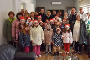 Κάλαντα από το Λύκειο Ελληνίδων Νάουσας στο Δημαρχείο