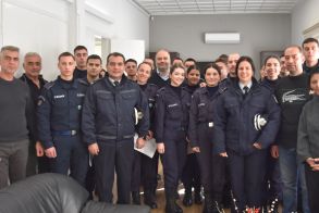 Χριστουγεννιάτικα κάλαντα από τους Δόκιμους της Σχολής Αστυφυλάκων Νάουσας στο Δημαρχείο