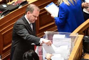 Με 154 ψήφους πέρασε η πρόταση της ΝΔ  για παραπομπή του Κ. Καραμανλή -Προκαταρκτική για διερεύνηση του αδικήματος της παράβασης καθήκοντος (πλημμέλημα)