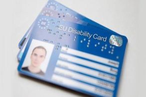 Ξεκίνησαν οι αιτήσεις για την έκδοση της πλαστικής  κάρτας αναπηρίας που εκδίδεται για πρώτη φορά -Πώς και πού μπορεί να χρησιμοποιηθεί από τους κατόχους της