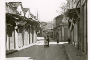 ΜεΜιαΜατια Οδός Κεντρικής, γιορτινή ημέρα και μάλλον ημέρα παρέλασης.