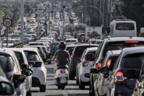 Σε πλήρη εφαρμογή πλέον ο νέος Κώδικας Οδικής Κυκλοφορίας για οχήματα, οδηγούς και συνοδηγούς -Αναλυτικά, τα «τσουχτερά» πρόστιμα για τις πιο συχνές παραβάσεις 