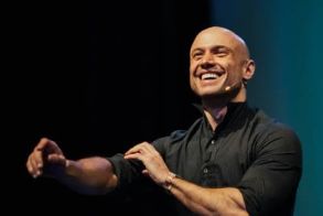 THN ΚΥΡΙΑΚΗ 25 ΙΑΝΟΥΑΡΙΟΥ Stand Up Therapy: Από-Μηχανής Άνθρωπος,  ένα βιωματικό ταξίδι με τον Μάνο Χατζημαλωνά, στη Στέγη